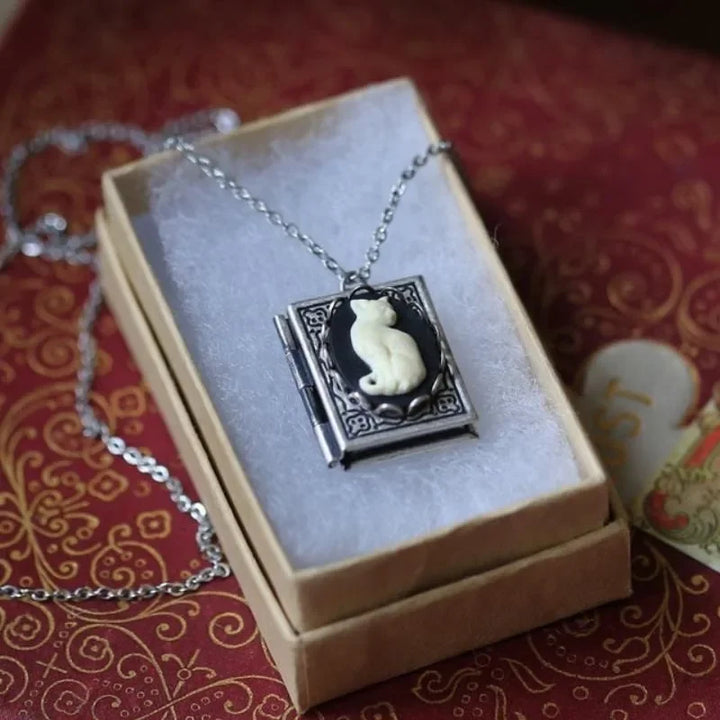 Collana con Pendente a Forma di Libro Vintage con Gatto – Design con Pagine Rotanti