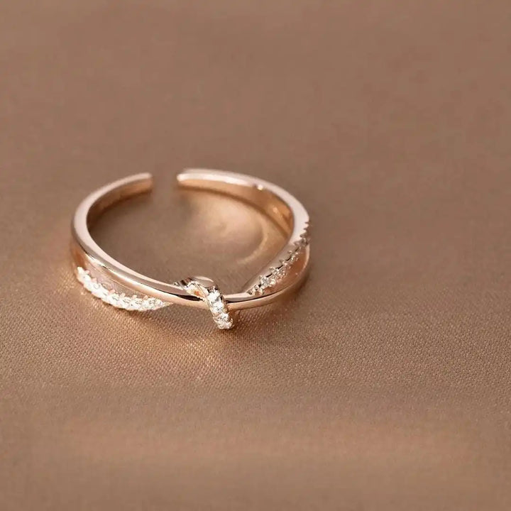 Anello Classico con Nodo Incrociato