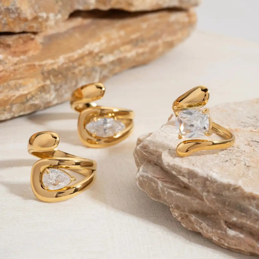 Anello in Zirconia a Goccia d'Acqua color oro Senza Tempo