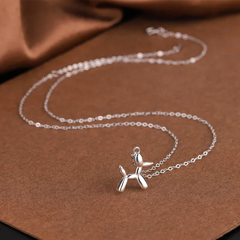 Collana con pendente a forma di cane palloncino in tonalità oro