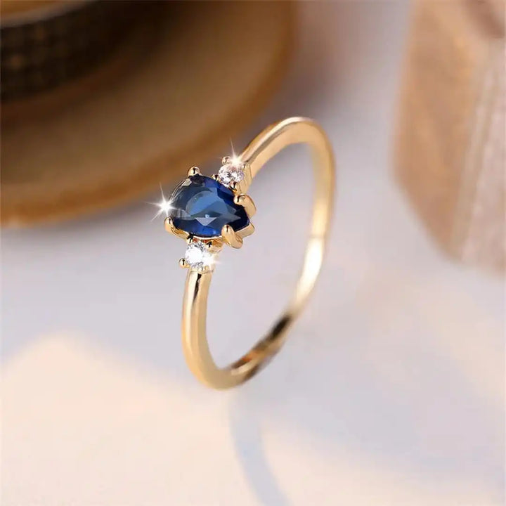 Anello Minimalista in Pietra Blu a Forma di Pera