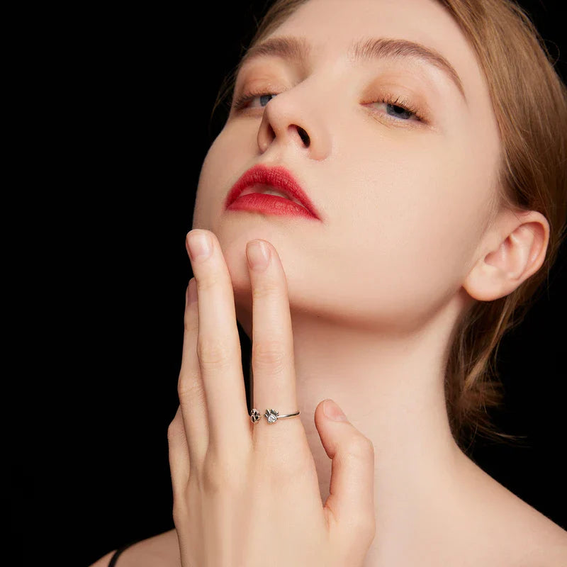 Anello a forma di zampa color argento – Regolabile con zirconia e smalto