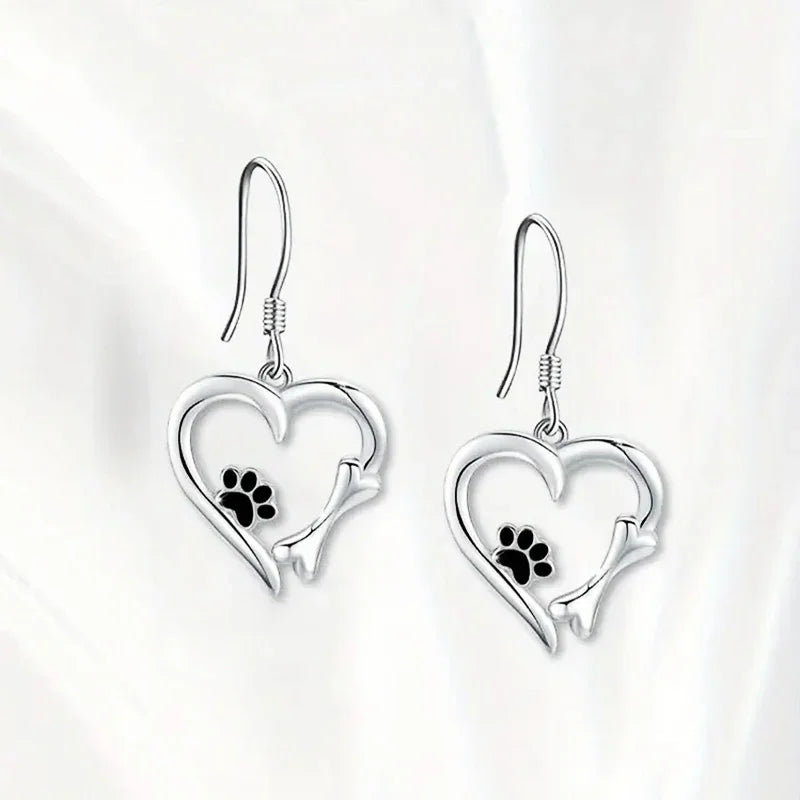Orecchini a Pendente color argento con Design a Cuore e Zampa