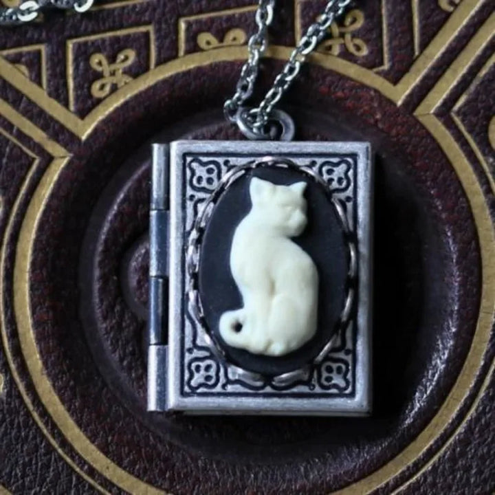 Collana con Pendente a Forma di Libro Vintage con Gatto – Design con Pagine Rotanti