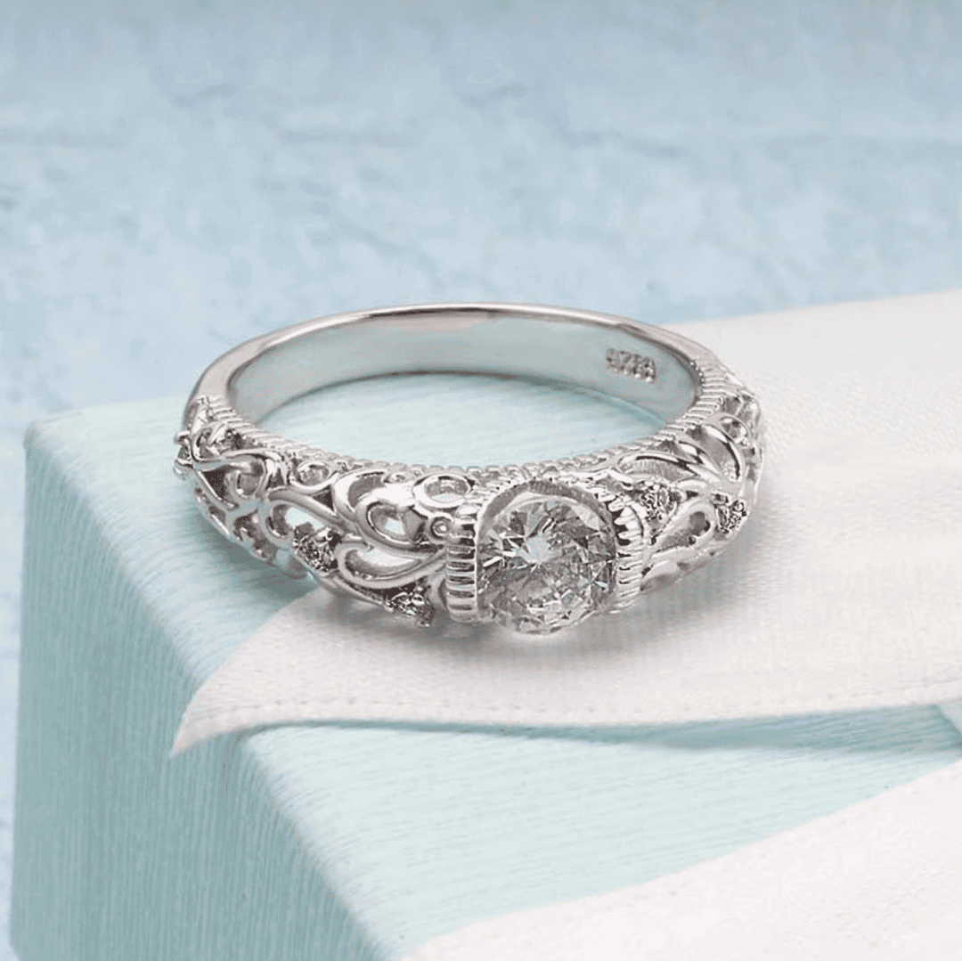 Anello Elegante in Argento con Zirconia