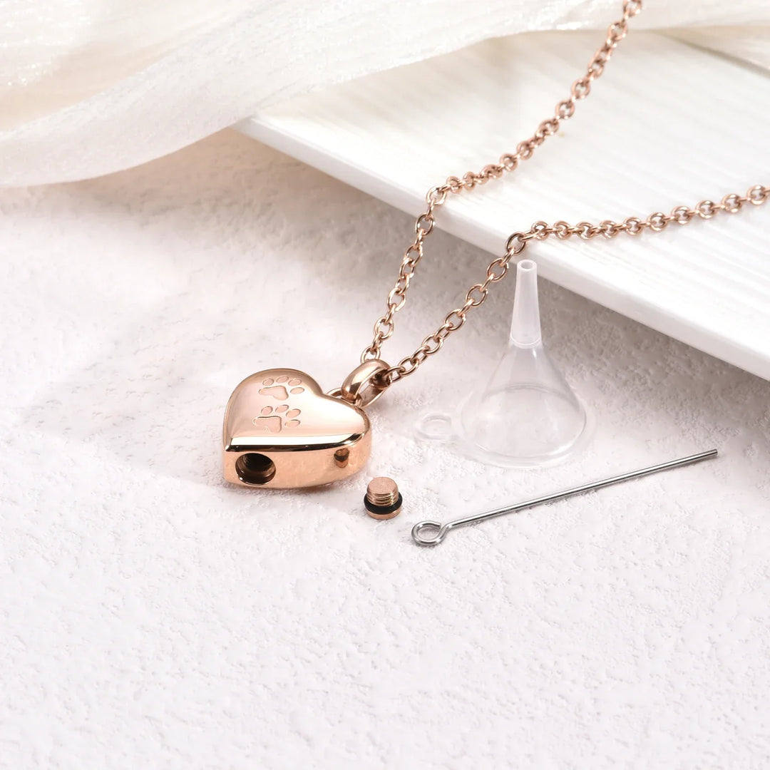 Collana in Memoria per Animali Domestici – Pendente a Forma di Cuore con Incisione di Zampa