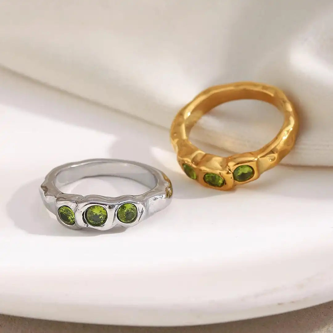 Anello Vintage color oro con Pietre Incastonate