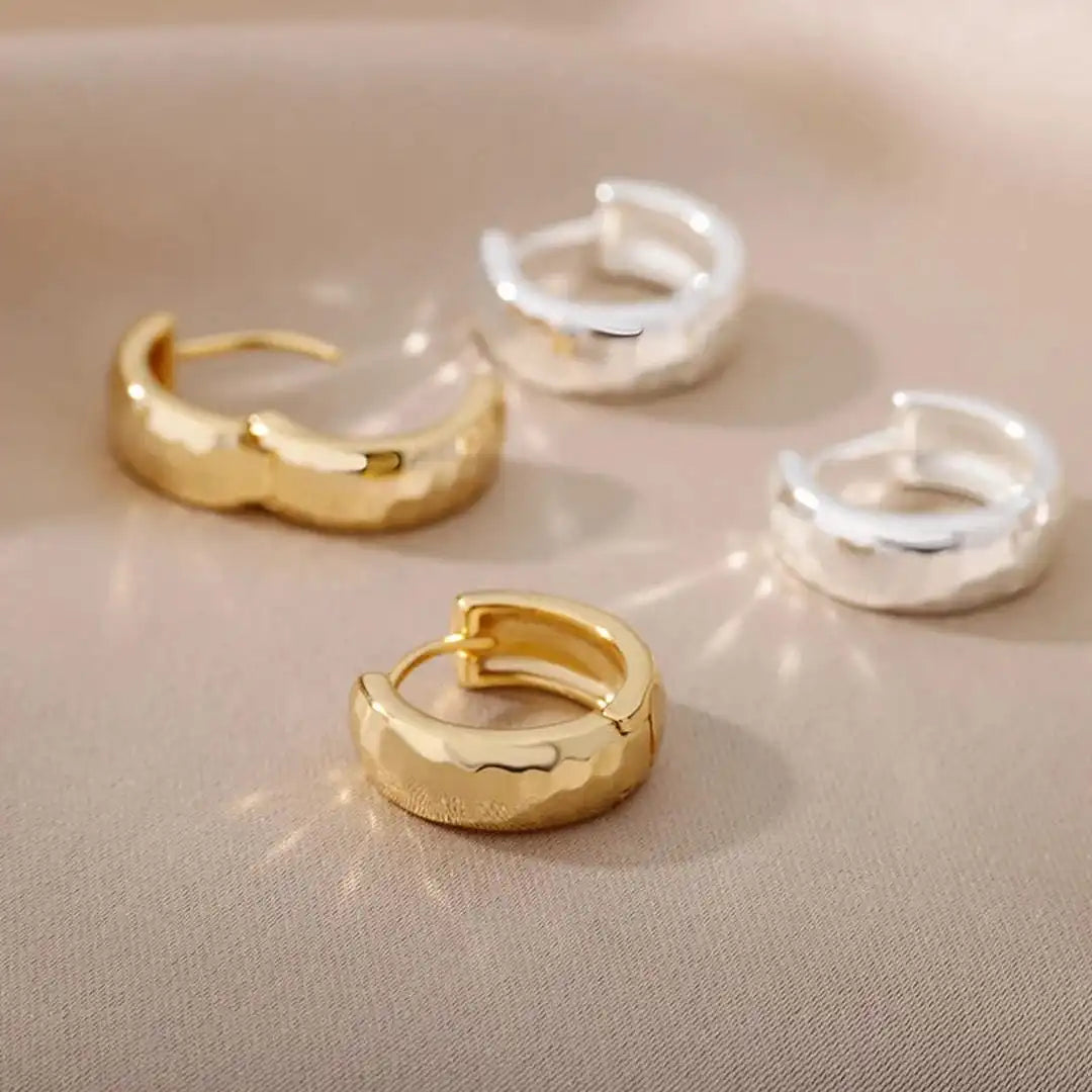 Orecchini a Cerchio color oro Scolpito Senza Tempo