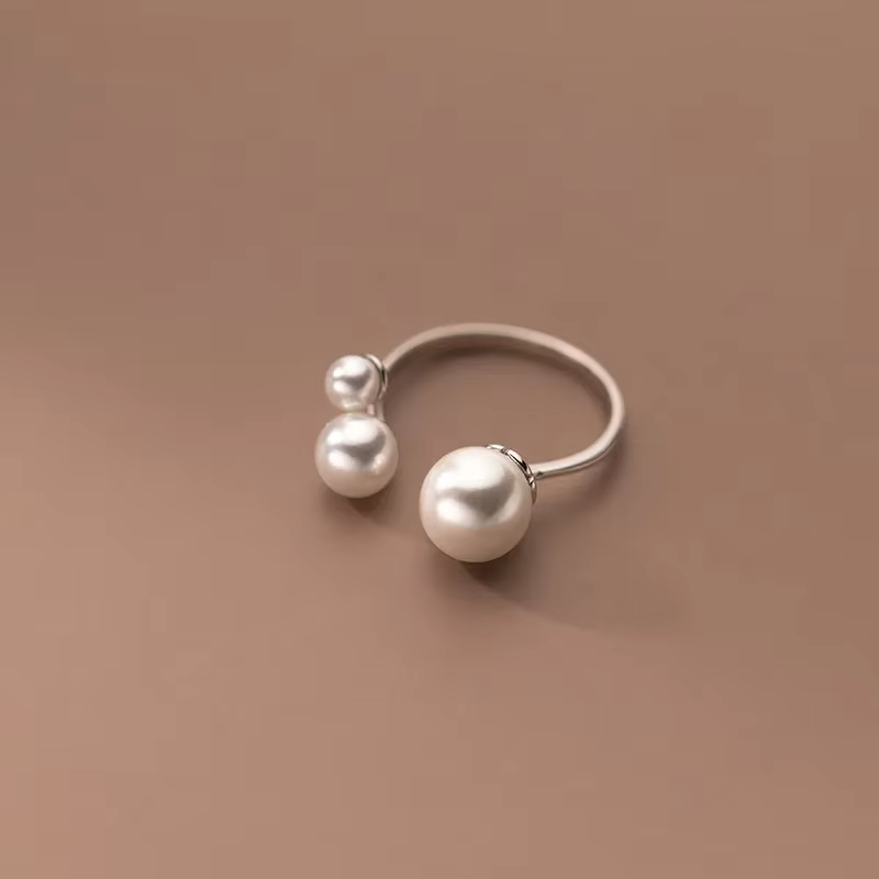 Anello Regolabile in Perla d'Acqua Dolce Tripla color argento