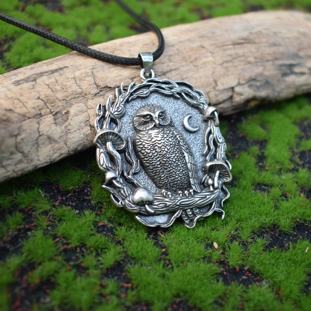 Ciondolo a Forma di Gufo Mistico con Collana a Forma di Fungo Lunare