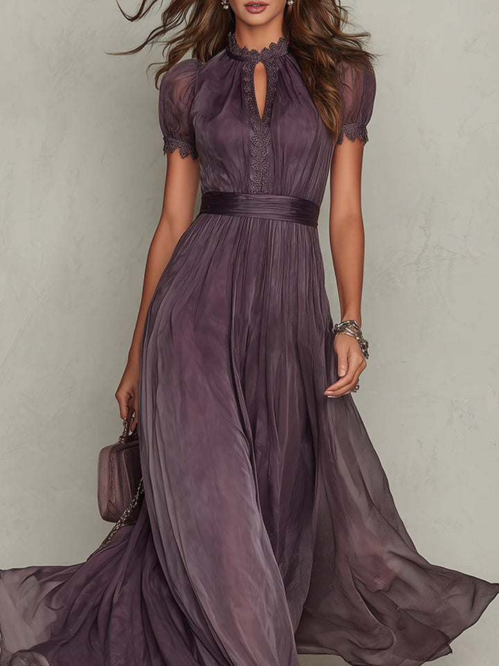 ESSENZIALE - Flavia • Abito Lungo Viola con Scollatura a Chiave e Bordo in Pizzo di Chiffon