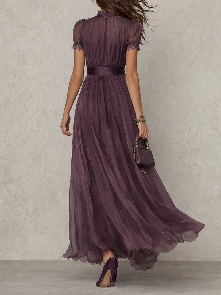 ESSENZIALE - Flavia • Abito Lungo Viola con Scollatura a Chiave e Bordo in Pizzo di Chiffon
