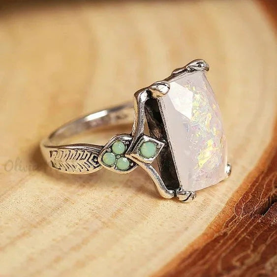 Anello Vintage color argento con Opale Argenteo