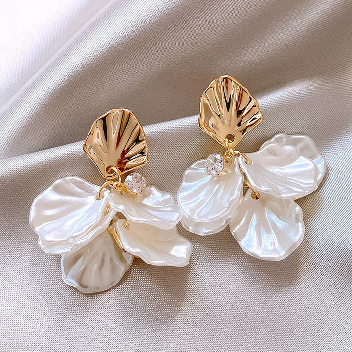 Gli Orecchini a Perla con Petali Ghiacciati