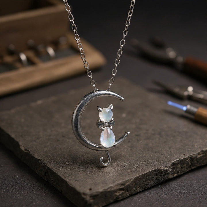 Collana a Mezzaluna in Pietra di Luna e Gatto