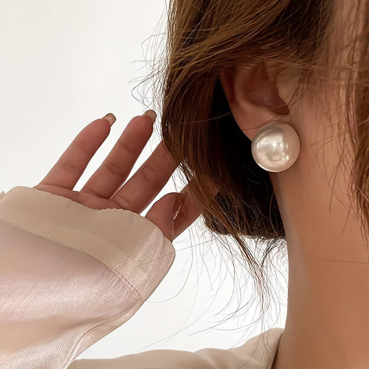 Gli Orecchini a Perno con Perle Statement