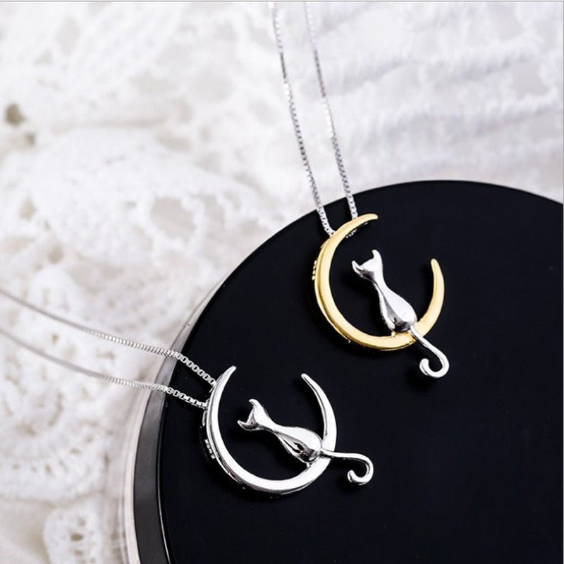 Collana elegante con gatto e luna crescente