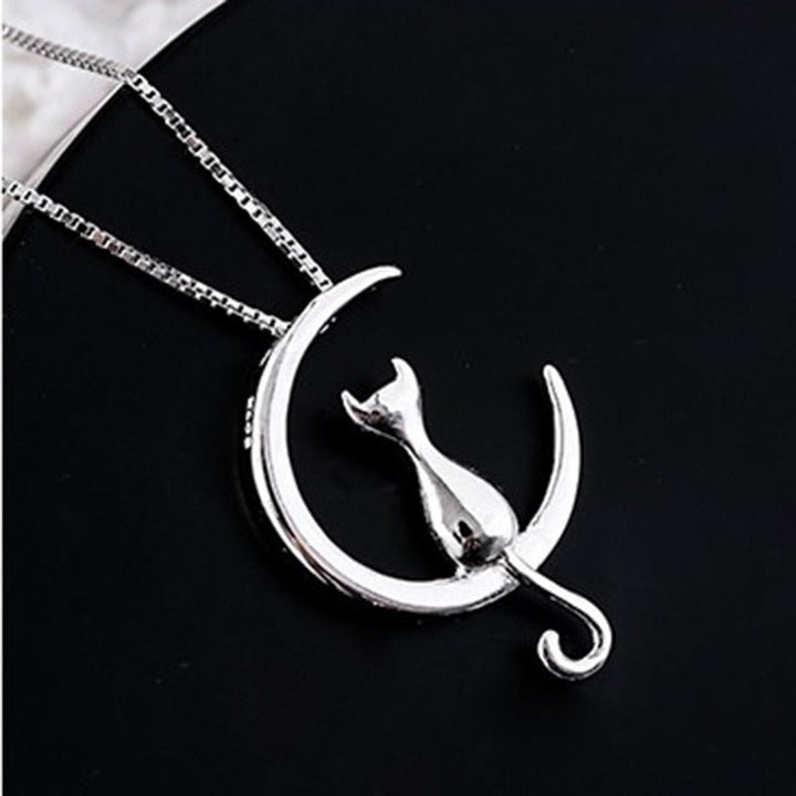 Collana elegante con gatto e luna crescente
