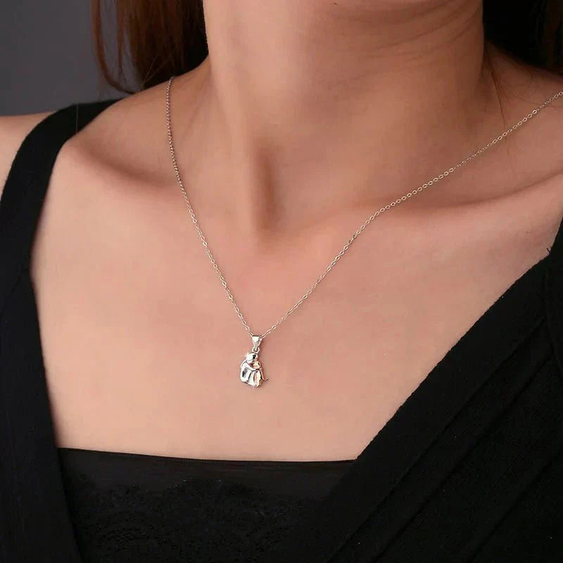 Collana con Pendente a Forma di Abbraccio con Orecchini in Omaggio – Offerta a Tempo Limitato