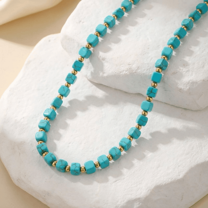 Collana con perline turchesi e accenti dorati