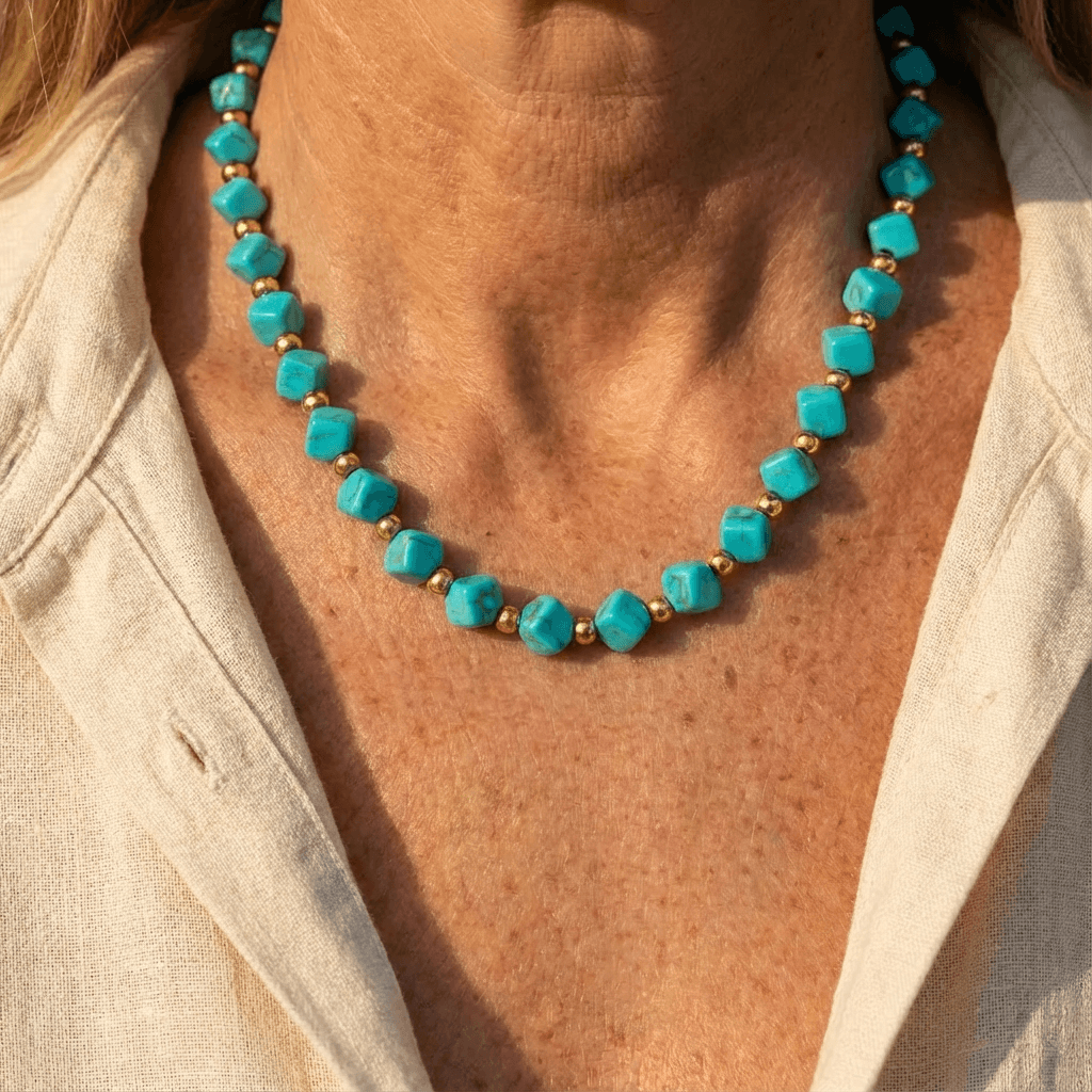 Collana con perline turchesi e accenti dorati