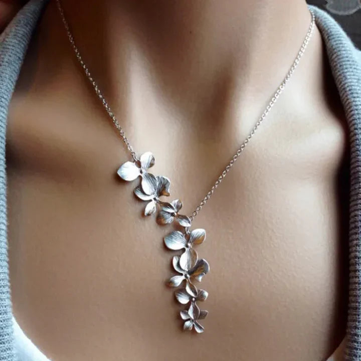 Collana Vintage color argento con Fiore