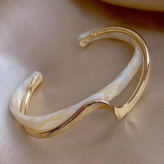Bracciale Elegante color oro con Opale Bianco