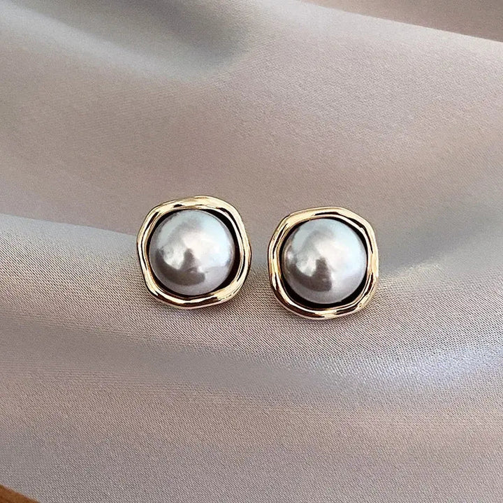 Eleganti orecchini con perle nere