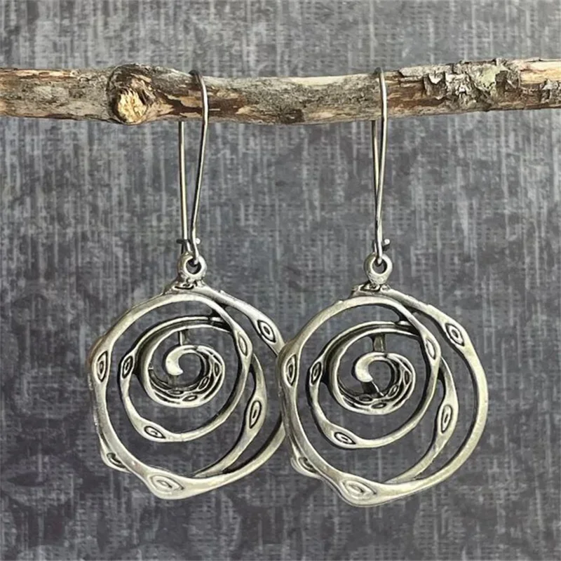 Orecchini color argento vintage a labirinto