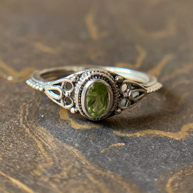 Anello color argento con Nocciolo d'Oliva Vintage