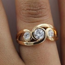 Anello color oro Spiralato in Zirconia Incastonata Vintage