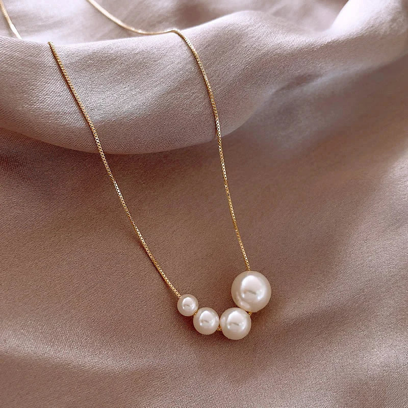 Collana a grappolo di perle magiche