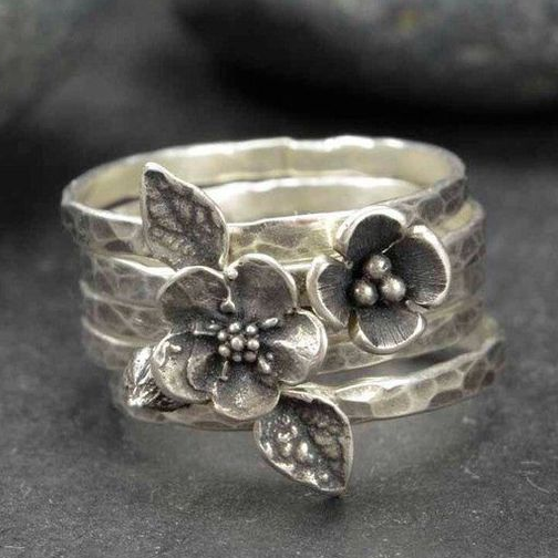 Anello a strati color argento con fiori vintage