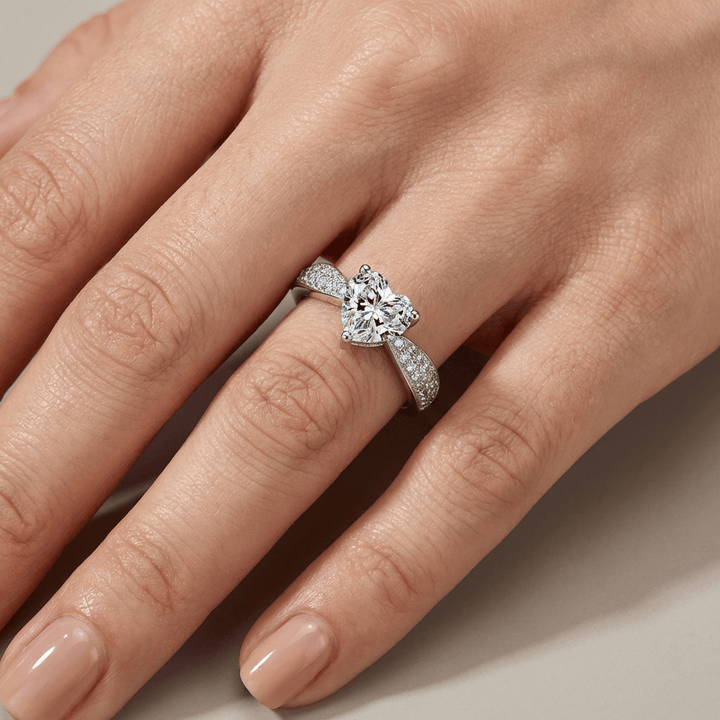 ANELLO PAVÉ color argento CON ZIRCONIA A CUORE