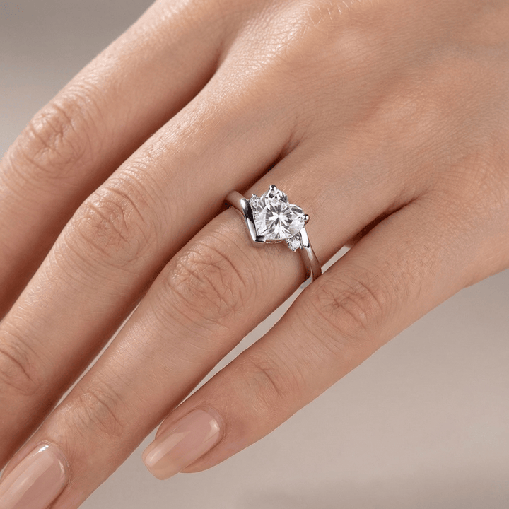 ANELLO BYPASS color argento CON ZIRCONIA A CUORE