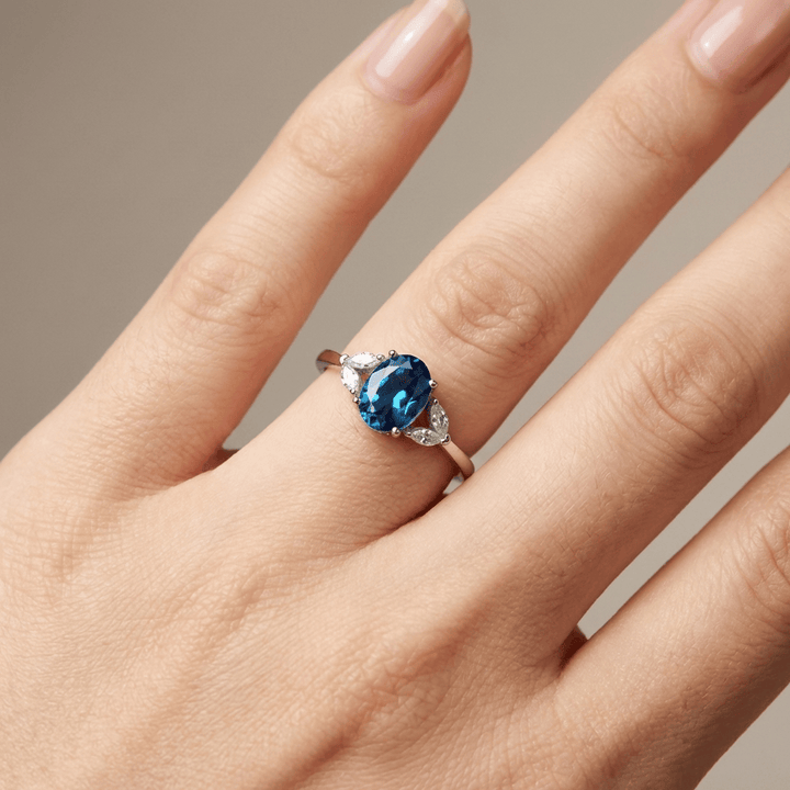 ANELLO OVALE IN TOPAZIO BLU ARGENTO - (REGOLABILE)