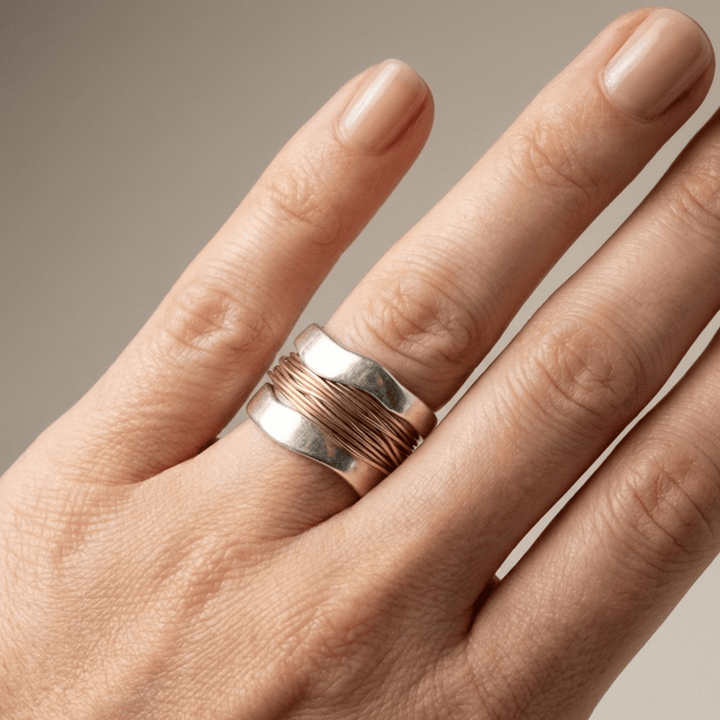 ANELLO AVVOLTO A MANO color oro E ARGENTO