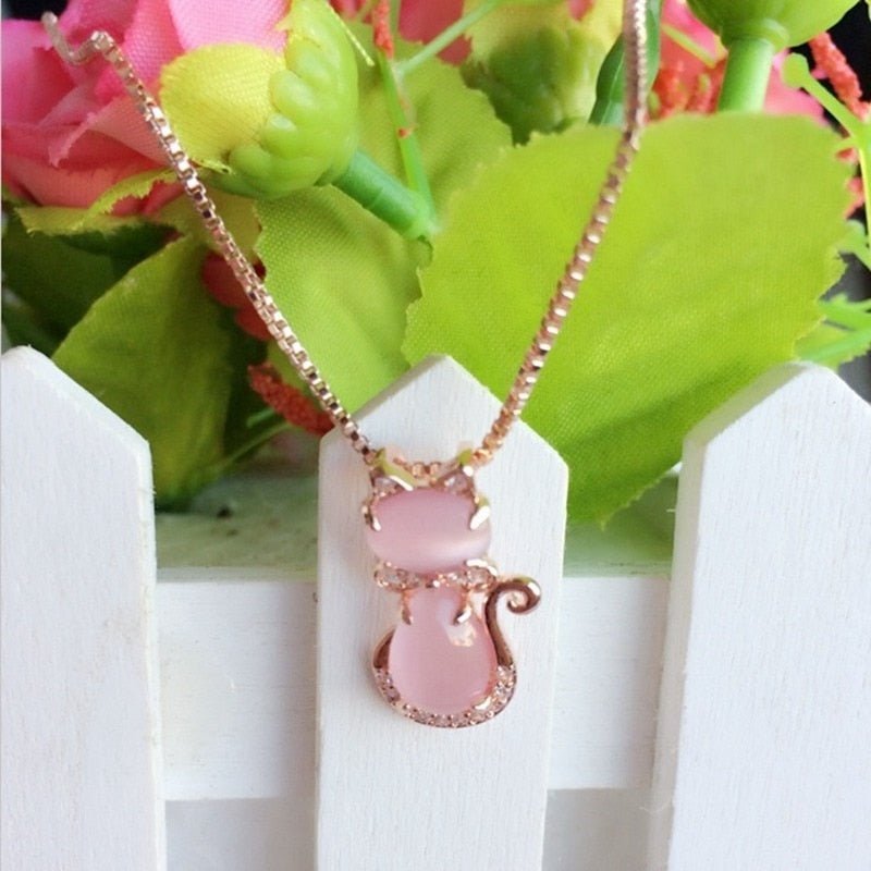 Collana con gatto adorabile in pietra rosa con zirconia